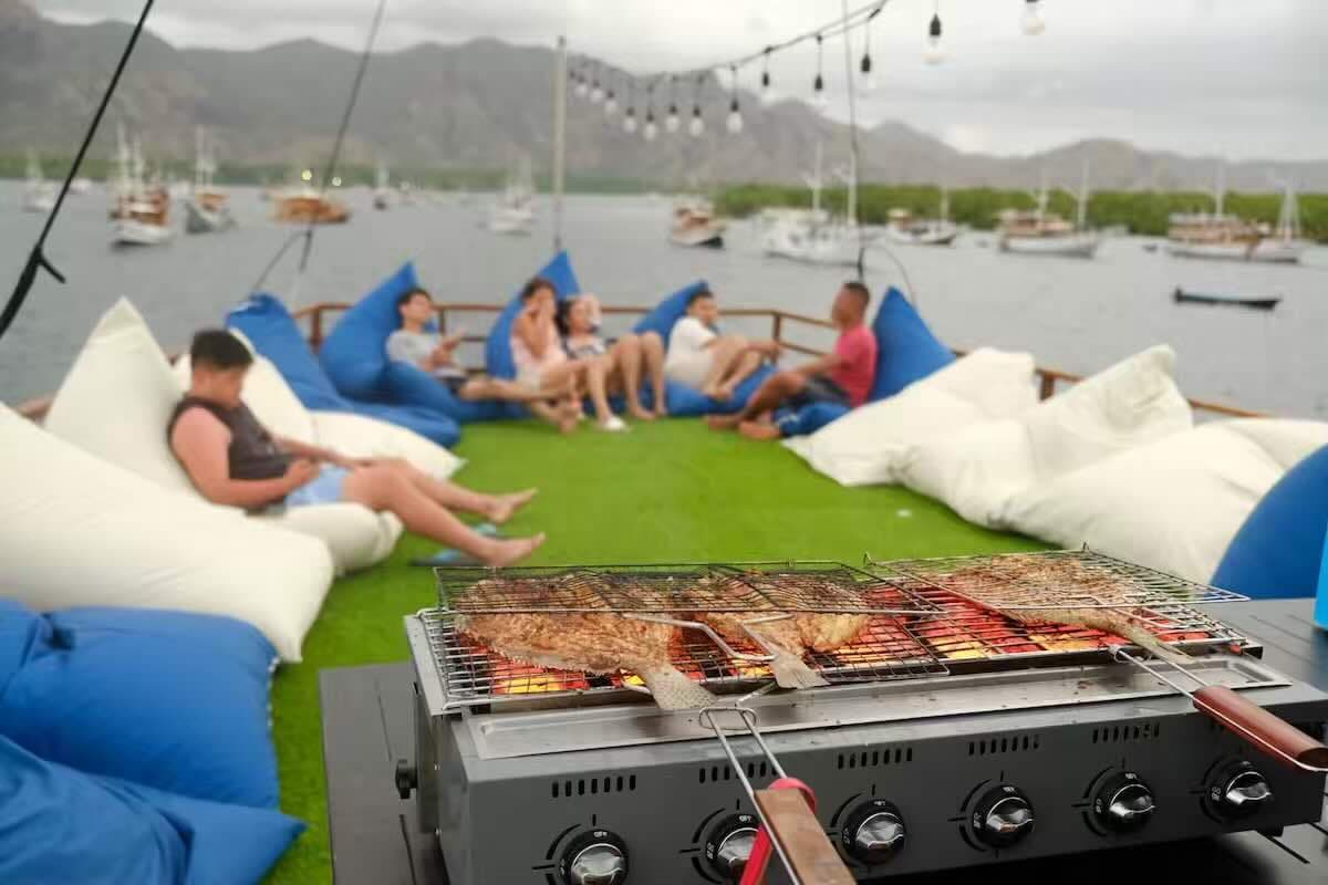 3D2N Komodo Phinisi Tour With Paddle Board And Floating Pool